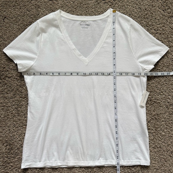 NWT Banana Republic Supina Cotton White V Neck Tee | L - Picture 5 of 6
